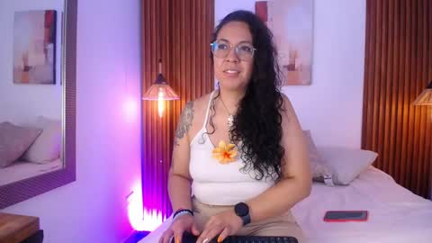 Snapshot of velvet_curly chatting on 04/29/26, 12:31 Emma Curly online show from 04/29/26, 12:31