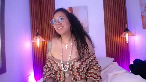 Snapshot of velvet_curly chatting on 04/29/26, 05:30 Emma Curly online show from 04/29/26, 05:30