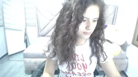 Snapshot of velvet_moon_v chatting on 09/17/25, 01:02 velvet_moon_v online show from 09/17/25, 01:02