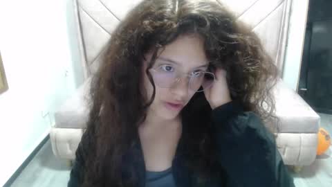 Snapshot of velvet_moon_v chatting on 10/28/25, 01:36 velvet_moon_v online show from 10/28/25, 01:36