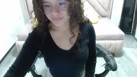 Snapshot of velvet_moon_v chatting on 11/10/25, 01:10 velvet_moon_v online show from 11/10/25, 01:10