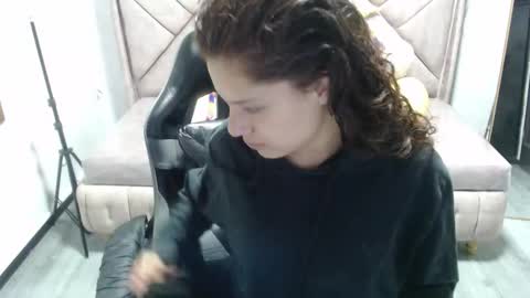 Snapshot of velvet_moon_v chatting on 11/12/25, 12:27 velvet_moon_v online show from 11/12/25, 12:27