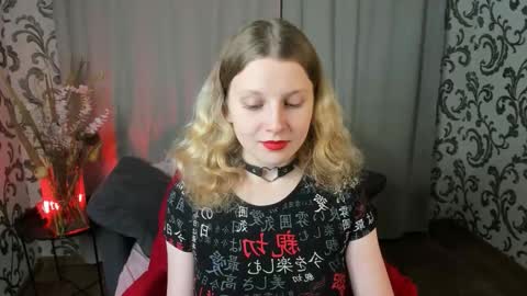 velvet_peach_ online show from 11/27/25, 10:28