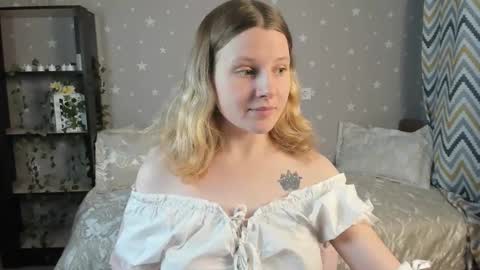 velvet_peach_ online show from 12/20/25, 11:50