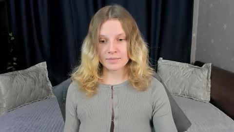 velvet_peach_ online show from 01/16/26, 12:09