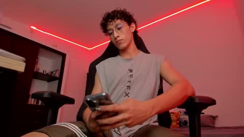 Snapshot of velvet_skyn chatting on 10/08/25, 04:32 juansito online show from 10/08/25, 04:32