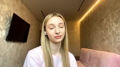 Nika online show from 11/16/25, 07:14