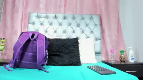 Snapshot of veneno_hot chatting on 11/24/25, 01:00 veneno hot online show from 11/24/25, 01:00