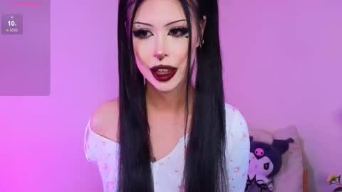 Snapshot of venomeowww_ chatting on 09/27/25, 03:33 Vivian online show from 09/27/25, 03:33