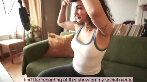 Snapshot of venus_in_jeans chatting on 06/12/26, 07:29 Bella online show from 06/12/26, 07:29