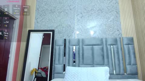 Veronica online show from 12/18/25, 12:44