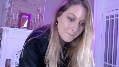 Snapshot of veronicawest chatting on 01/14/25, 10:23 Veronica Weston online show from 01/14/25, 10:23