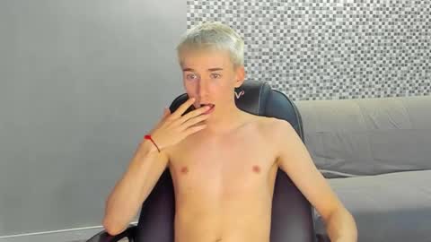 Snapshot of vibemygirl chatting on 09/11/25, 02:06 vibemygirl online show from 09/11/25, 02:06