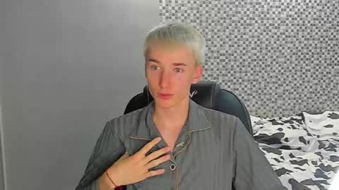 Snapshot of vibemygirl chatting on 09/15/25, 11:43 vibemygirl online show from 09/15/25, 11:43