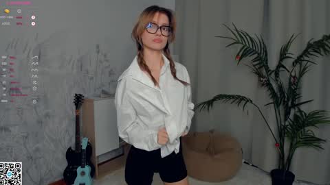 Snapshot of vibes_of_joy chatting on 12/28/24, 08:15 Mikky online show from 12/28/24, 08:15