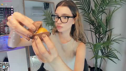 Snapshot of vibes_of_joy chatting on 02/10/25, 11:25 Mikky online show from 02/10/25, 11:25