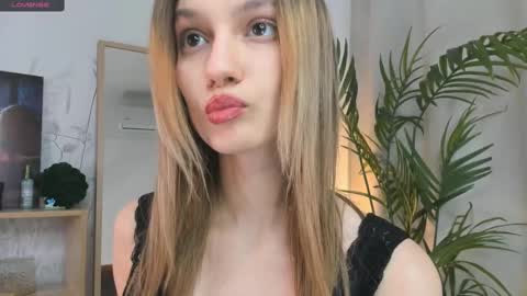 Snapshot of vibes_of_joy chatting on 03/03/25, 11:22 Mikky online show from 03/03/25, 11:22