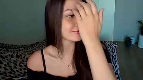 Snapshot of vicki_queen chatting on 06/17/26, 05:10 Lina online show from 06/17/26, 05:10