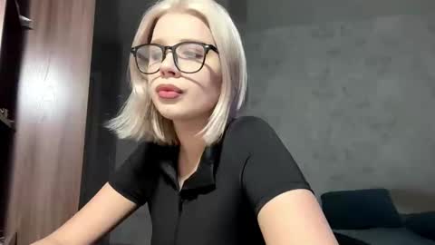 Victoria online show from 01/14/26, 04:40