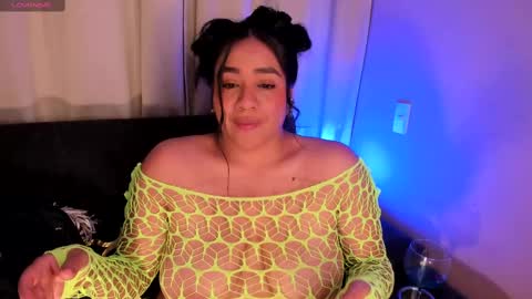 Snapshot of vicserna chatting on 03/08/25, 02:45 Victoria Serna online show from 03/08/25, 02:45