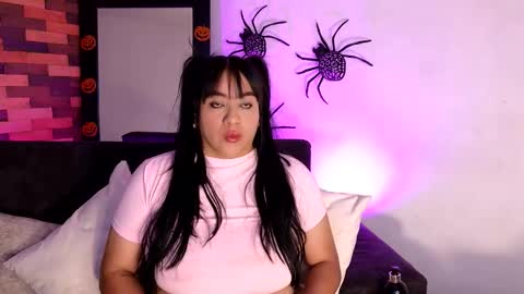 Snapshot of vicserna chatting on 10/05/25, 02:15 Victoria Serna online show from 10/05/25, 02:15