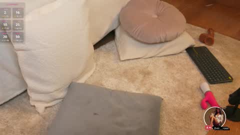 Snapshot of victoria__rossi chatting on 02/28/25, 04:20 online show from 02/28/25, 04:20