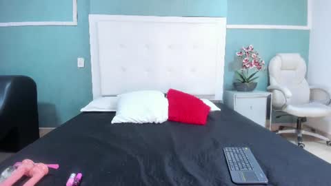 Snapshot of victoria_cutee chatting on 06/19/26, 01:37 online show from 06/19/26, 01:37