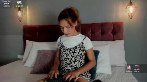 Snapshot of victoria_decapri chatting on 09/14/25, 01:32 victoria online show from 09/14/25, 01:32