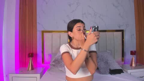 Snapshot of victoria_joliegb chatting on 01/08/25, 12:15 Victoria Lozano online show from 01/08/25, 12:15