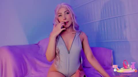 Victoria Laurent online show from 10/30/25, 10:10