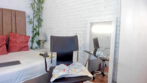 Snapshot of victoria_mooree chatting on 12/28/24, 05:03 Victoria Everyday From 1400 to 2130 Col Time online show from 12/28/24, 05:03