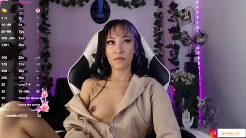 Snapshot of victoria_ricci_a chatting on 11/24/25, 05:12 Victoria online show from 11/24/25, 05:12