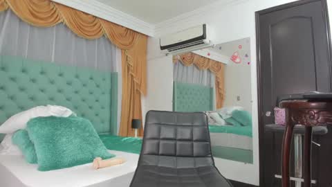 victoria_sweets_ online show from 02/01/25, 01:55