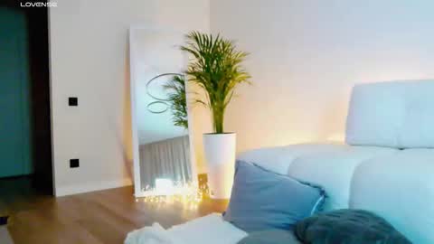 Miss V online show from 12/17/25, 05:13