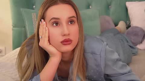 Victoria online show from 12/13/25, 08:04