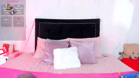 Snapshot of victoriasmithtv chatting on 11/11/25, 12:54 victoriasmithtv online show from 11/11/25, 12:54