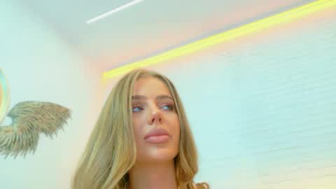 Snapshot of vikafever chatting on 11/17/25, 05:52 vikafever online show from 11/17/25, 05:52