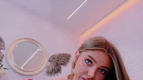 Snapshot of vikafever chatting on 11/27/25, 03:58 vikafever online show from 11/27/25, 03:58