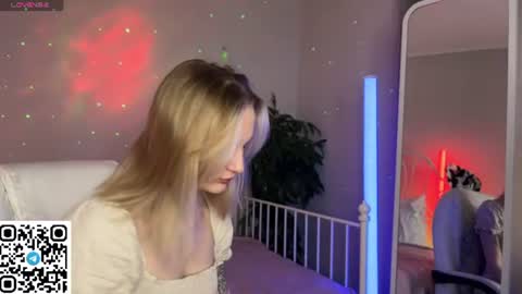 Snapshot of vikky_moon chatting on 06/11/26, 12:43 Vikky online show from 06/11/26, 12:43
