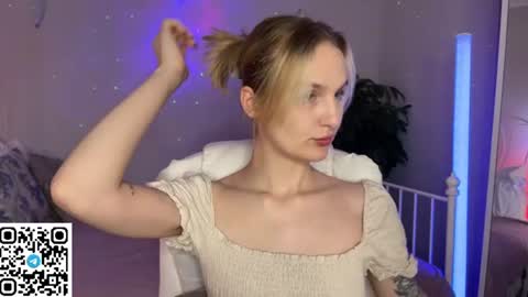 Snapshot of vikky_moon chatting on 06/11/26, 02:53 Vikky online show from 06/11/26, 02:53