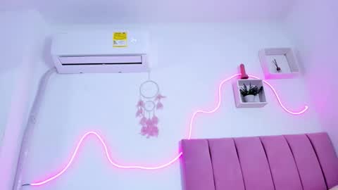 Snapshot of vikoparker chatting on 11/25/25, 03:12 victoria online show from 11/25/25, 03:12