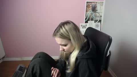 Snapshot of viktoria_lovely chatting on 12/27/24, 09:17 viktoria_lovely online show from 12/27/24, 09:17