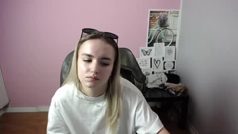 Snapshot of viktoria_lovely chatting on 03/09/25, 12:20 viktoria_lovely online show from 03/09/25, 12:20