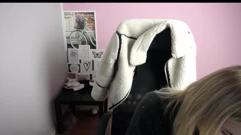 Snapshot of viktoria_lovely chatting on 11/25/25, 10:04 viktoria_lovely online show from 11/25/25, 10:04