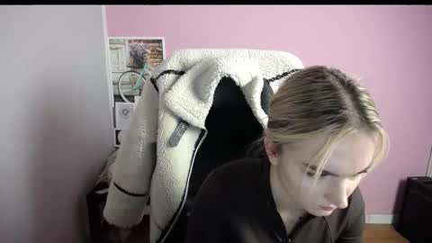 Snapshot of viktoria_lovely chatting on 12/02/25, 09:14 viktoria_lovely online show from 12/02/25, 09:14