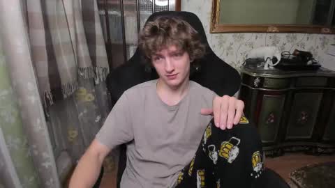 Snapshot of vince__dice chatting on 12/17/25, 01:33 Dimoooooon online show from 12/17/25, 01:33