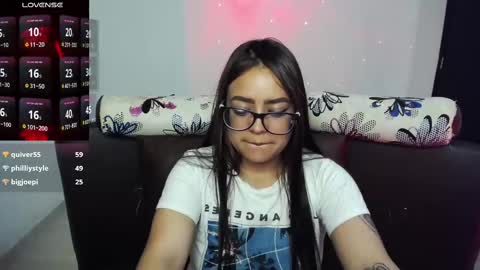 Snapshot of vio_let_ chatting on 02/17/25, 12:43 Daniela online show from 02/17/25, 12:43