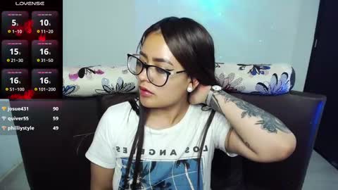 Snapshot of vio_let_ chatting on 02/17/25, 03:47 Daniela online show from 02/17/25, 03:47