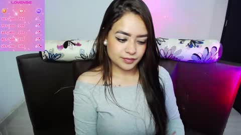 Snapshot of vio_let_ chatting on 02/18/25, 10:27 Daniela online show from 02/18/25, 10:27