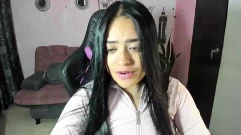 Snapshot of vio_let_ chatting on 09/17/25, 06:04 Daniela online show from 09/17/25, 06:04